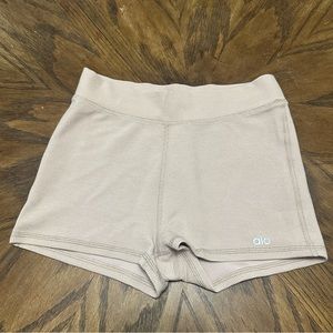 NWOT Alo Goddess Ribbed High-Waist Hot Short